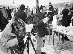 Claes och Edvin filmar åkare som kommit i mål